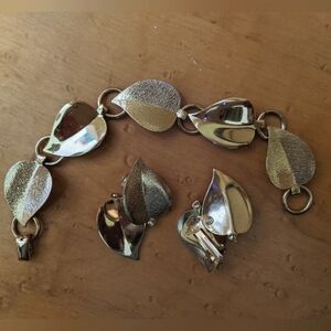 Vintage Gold Matching Clip-on Earrings